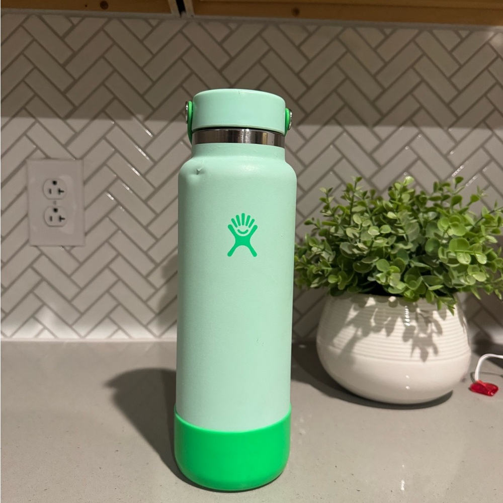Limited Edition 40oz Hydro Flask - Picture 2 of 8